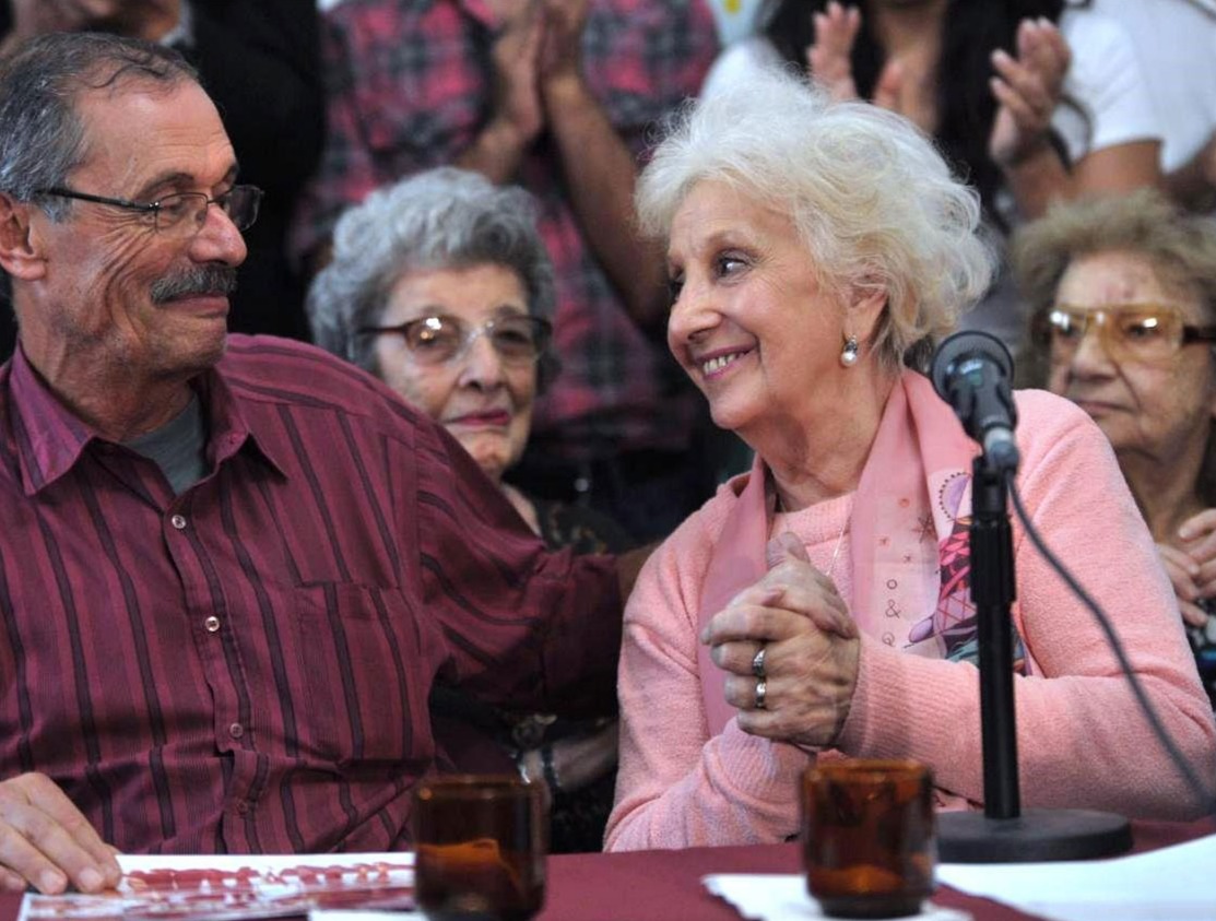 Felicidad por el encuentro de la nieta 129, que podrá conocer a su padre y hermanos